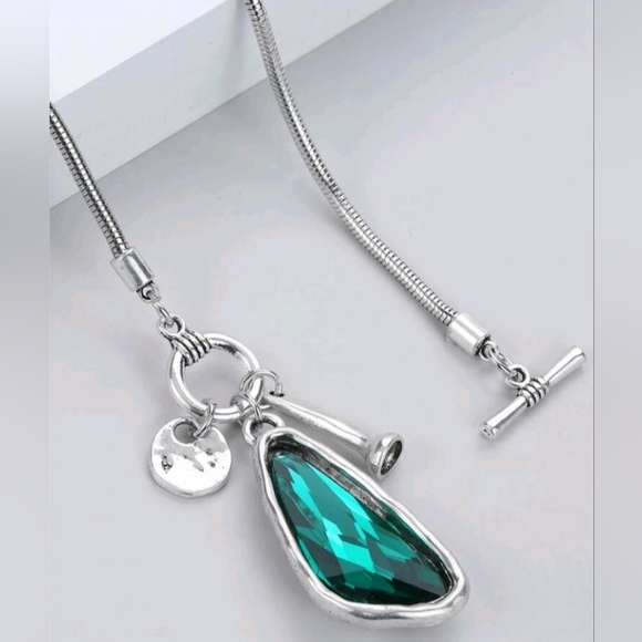 Geometric Green Necklace - Picture 3 of 3